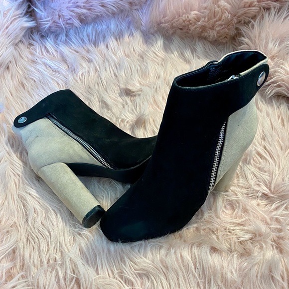 Yalah Side Zip Bootie - Picture 4 of 6